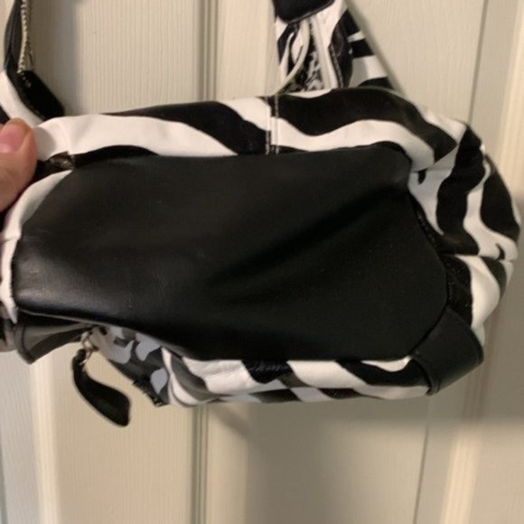 D fusion zebra print cross body purse - Picture 7 of 7